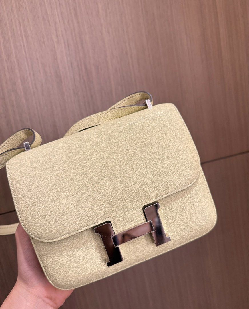 Hermes Constance 19 （分類：手袋及銀包）位於 Hong Kong。 由 luxuryloveraddictived 提交（商品編號 1467344392，圖片 1）。簡介： Constance 19 嫩芽綠 。