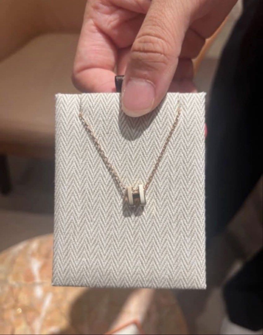 Hermes mini pop h拼色 奶茶/白 （分類：頸鍊）位於 Hong Kong。 由 ananwwlvme 提交（商品編號 1467083301，圖片 1）。簡介： Bought Oct 2025, great for personal use. As shown in photos. Dust bag and necklace insert missing. Receipt & box included. 100% authentic 側邊鋼印有瑕疵。