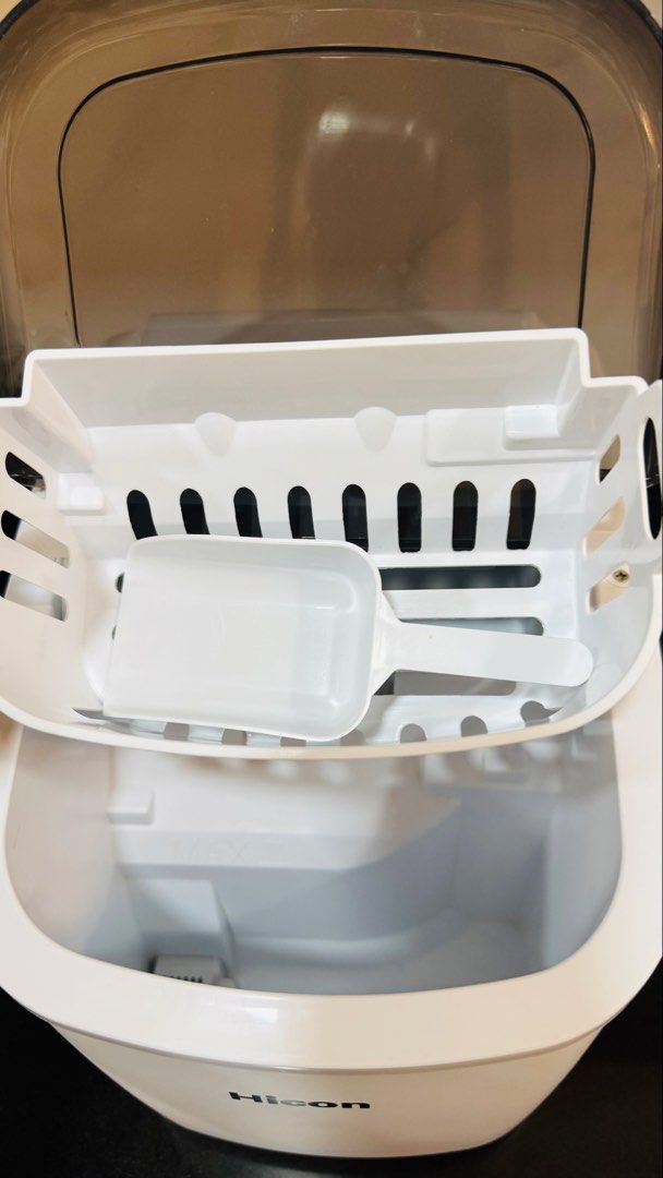 HICON Portable Automatic Ice Maker (Category: Other Kitchen Appliances) located in Pasig City. Submitted by decltter01 (Listing ID 1467189186, Image 2). Description: HICON Portable Automatic Ice Maker RFS: decluttering Fully functional, no issues We’ve only used this with distilled water since day 1, so no mineral build up / water stains seen - Comes with original ice basket and scoop - Compact, portable design - Two selectable ice sizes - Transp