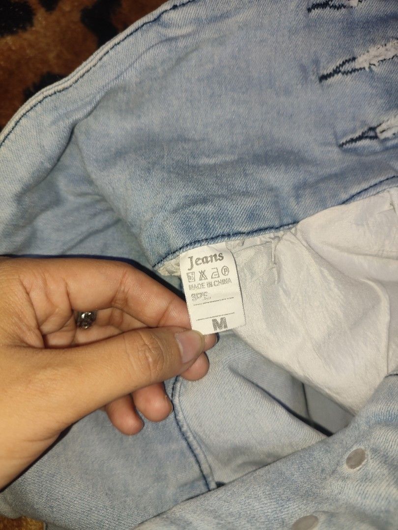 High waisted denim shorts adjustable (Category: Shorts) located in Manila. Submitted by roze_0126 (Listing ID 1467299858, Image 2). Description: Decluttering clothes sale ✨ all in very good condition, need lang ng space sa wardrobe and funds for univ 🙌🏻 W: up to 31 Loc: Manila pm for more information 🫡.