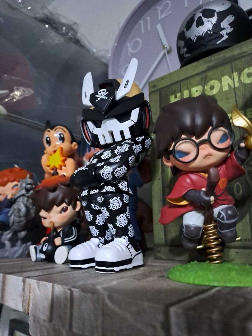 Highteq63 by Quiccs x Highminds (Category: Designer & Blind Box Toys) located in Makati City. Submitted by aizen15 (Listing ID 1467183662, Image 1). Description: 20/199 Signed both box and figure complete.