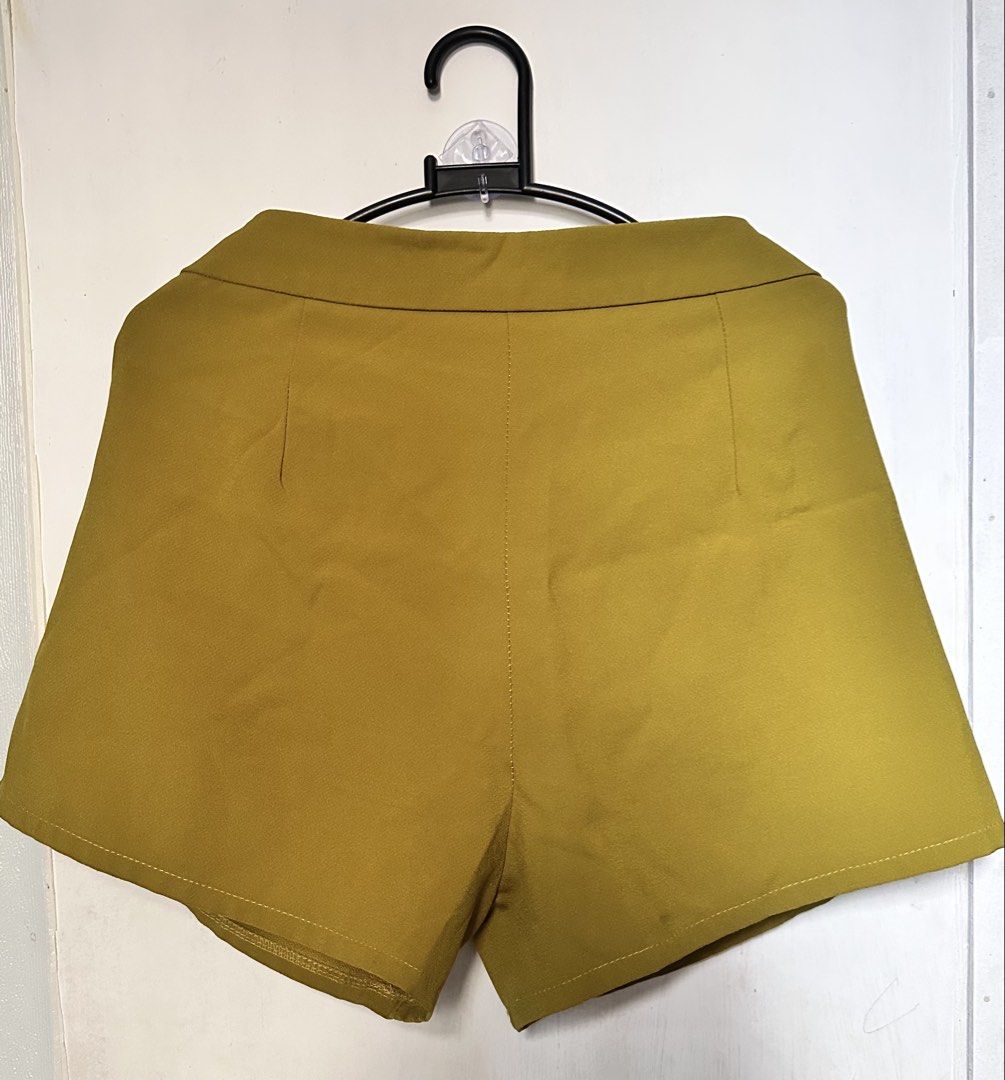 Highwaist trouser short (Category: Shorts) located in Cavite. Submitted by chicfinds.slay (Listing ID 1467250919, Image 2). Description: ✨ best fit 28-30 waistline/premium quality ✨used once ✨snap button ✨13-14 length(haba) ✨ working zip w/side pocket ✨need to iron lang para matangal ang gusot .