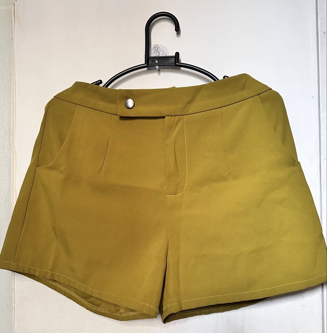 Highwaist trouser short (Category: Shorts) located in Cavite. Submitted by chicfinds.slay (Listing ID 1467250919, Image 1). Description: ✨ best fit 28-30 waistline/premium quality ✨used once ✨snap button ✨13-14 length(haba) ✨ working zip w/side pocket ✨need to iron lang para matangal ang gusot .