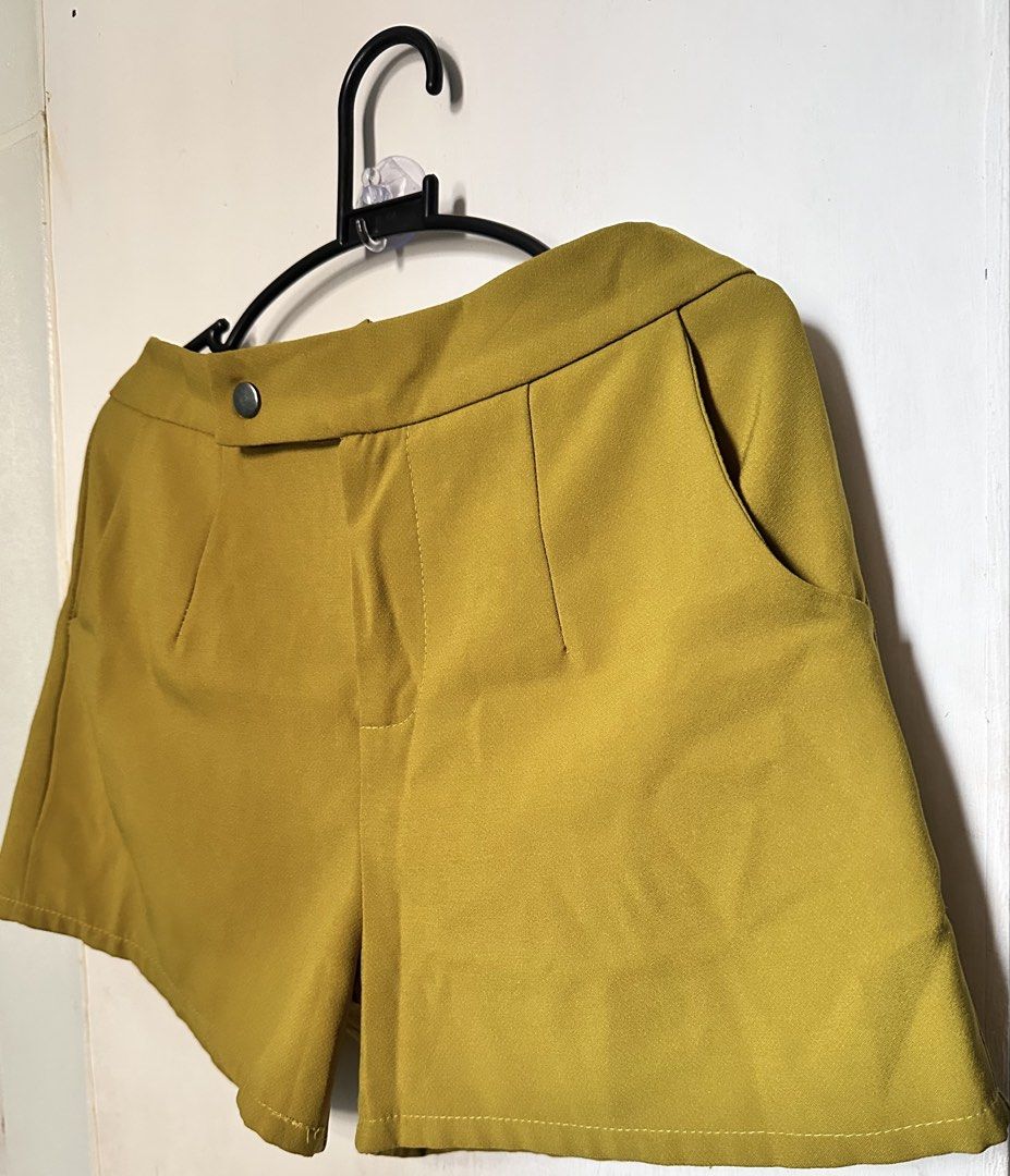 Highwaist trouser short (Category: Shorts) located in Cavite. Submitted by chicfinds.slay (Listing ID 1467250919, Image 3). Description: ✨ best fit 28-30 waistline/premium quality ✨used once ✨snap button ✨13-14 length(haba) ✨ working zip w/side pocket ✨need to iron lang para matangal ang gusot .
