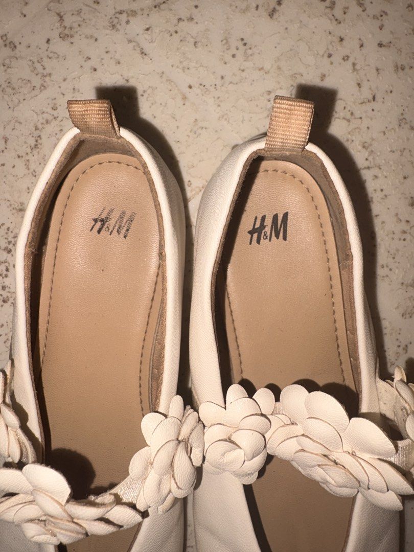 H&M Ballet flat (Category: Babies & Kids Fashion) located in Catarman. Submitted by hyukissco (Listing ID 1467276360, Image 2). Description: Size 31 - suggested age 7 years old Bought in H&M store - P990 Rfs: outgrown *slightly negotiable .