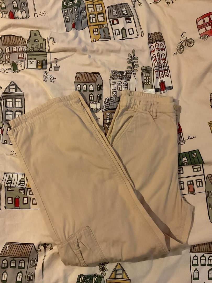H&M Beige Cargo Pants (Category: Jeans) located in Taguig. Submitted by fromdaphne (Listing ID 1467257274, Image 1). Description: rfs: not needed anymore like new, not really worn mop: gcash & maya.
