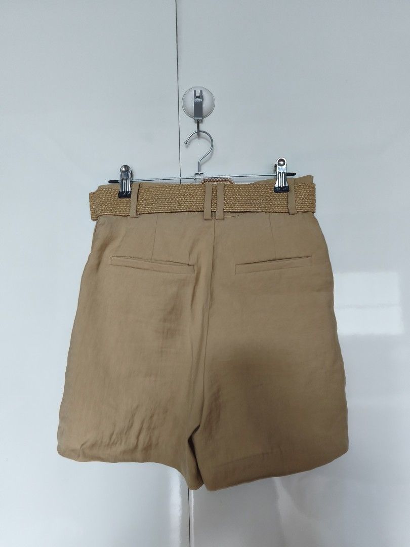 H&M Beige Linen Short (Category: Shorts) located in Manila. Submitted by smilefashion08 (Listing ID 1467179024, Image 2). Description: Original H&M 1,490php Waist 26-27.