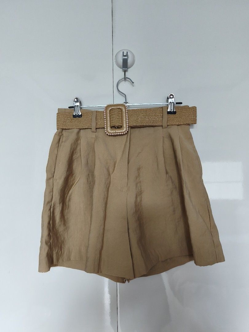 H&M Beige Linen Short (Category: Shorts) located in Manila. Submitted by smilefashion08 (Listing ID 1467179024, Image 1). Description: Original H&M 1,490php Waist 26-27.