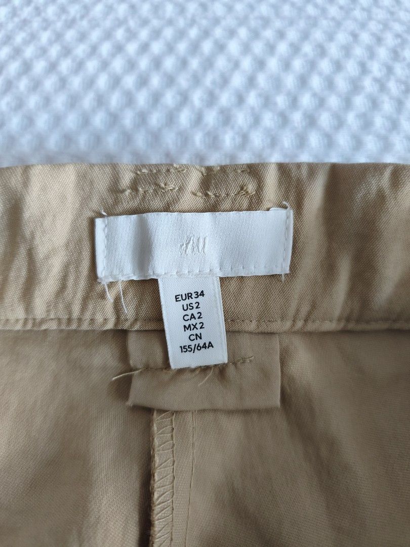 H&M Beige Linen Short (Category: Shorts) located in Manila. Submitted by smilefashion08 (Listing ID 1467179024, Image 3). Description: Original H&M 1,490php Waist 26-27.