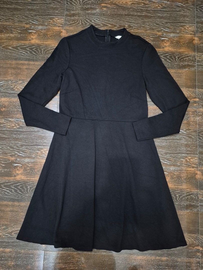 H&M Black Dress (Category: Dresses) located in Santa Cruz. Submitted by deenem (Listing ID 1467176694, Image 2). Description: Like New😍👌 No flaws👌 M on Tag Can fit M-L Asian (Measurements laid flat in inches) Bust:17-18 Waist: 14.5-15 Armhole:8 Lenght: 36.5 Semi- Stretchable.