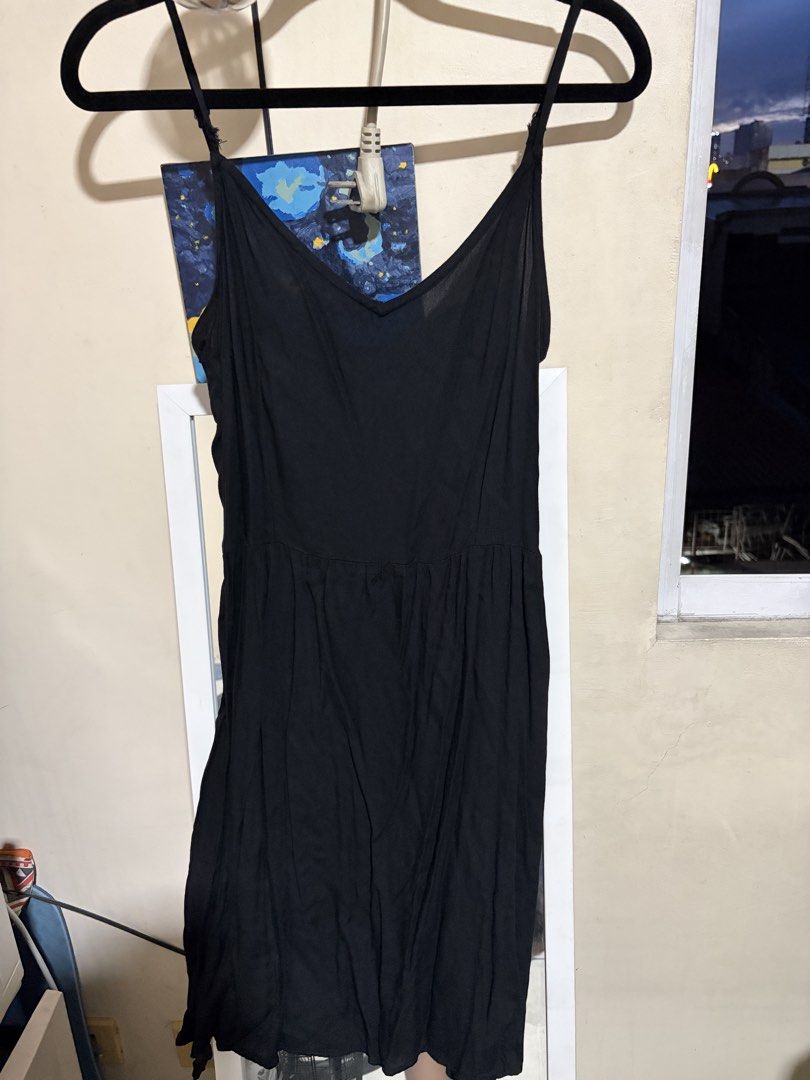 H&M black dress (Category: Dresses) located in Manila. Submitted by ayabananana (Listing ID 1467271520, Image 1). Description: See photos for issue. Pwedeng tahiin :).