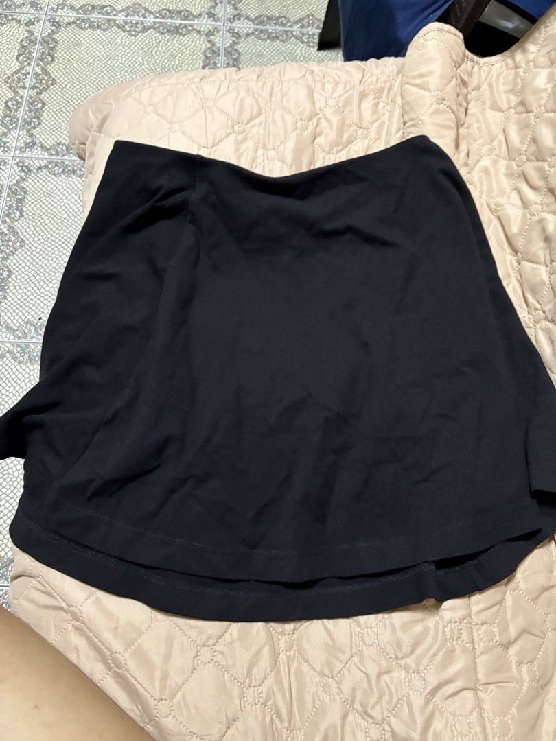 H&M Black Skirt Size (Category: Skirts) located in Quezon City. Submitted by jinnysells (Listing ID 1467350110, Image 1). Description: Size: M (Fits EUR, US, CA, MX M) A-line skirt H&M size Medium Garterized.