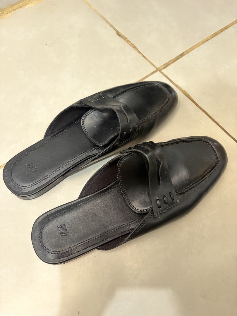H&M Black Slip-On Loafer Mules (Category: Loafers) located in Rodriguez. Submitted by rinren_ (Listing ID 1467352349, Image 1). Description: - size 36 - bought last May 2026 - used 2-3x only - needs light cleaning only RFS: not using anymore MOP: GCash.