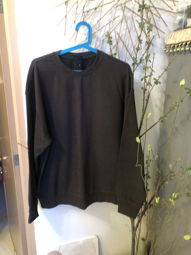 H&M pull over jacket Loose Fit for men Medium (Category: Coats, Jackets and Outerwear) located in Lucena. Submitted by kweenritz (Listing ID 1467196469, Image 1). Description: Hello. For sale!!! H&M dark Brown pull over/ sweatshirt Loose fit. Medium. Can be unisex. No issue. 9/10.used only twice during shoot. RFS- decluttering Shoulder 23” Width 23.5” Length 29” 400 plus shipping fee.