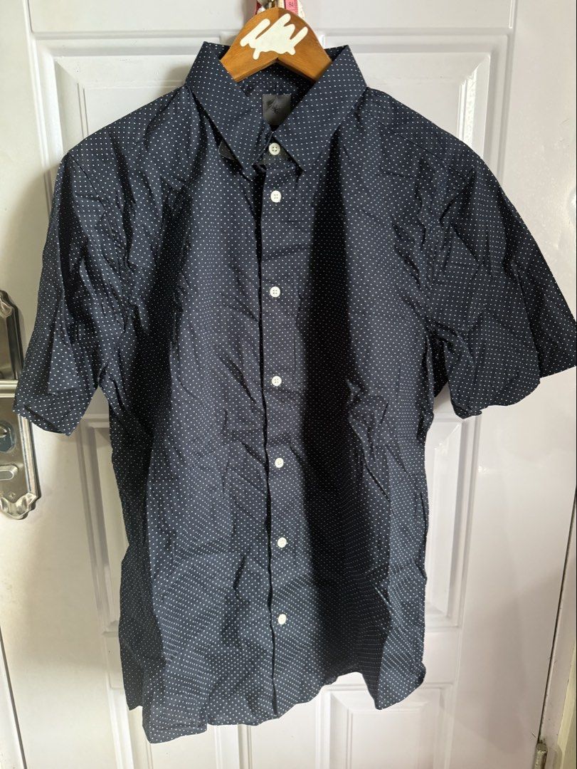 H&M Button Down Polo (Category: Formal Shirts) located in Las Pinas. Submitted by sellerkjb (Listing ID 1467360215, Image 1). Description: BRAND NEW MEDIUM ON TAG 21 x 27” LAS PINAS.
