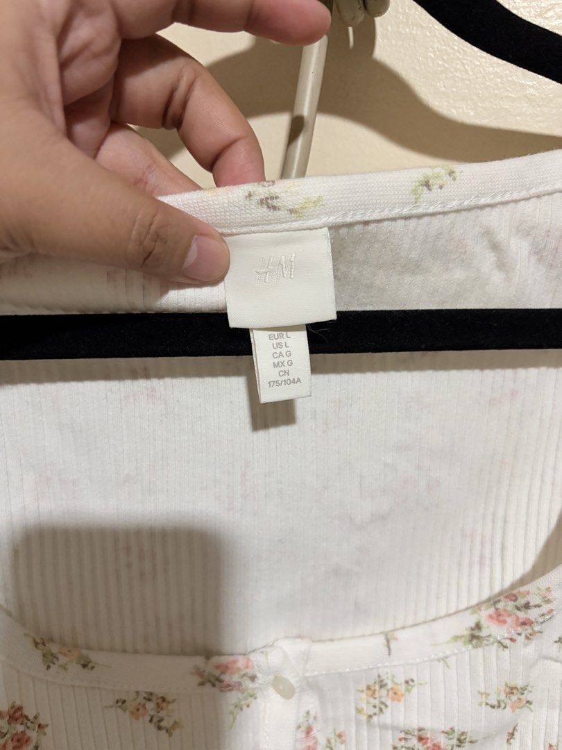 H&M button down top (Category: Blouses) located in Manila. Submitted by ayabananana (Listing ID 1467270666, Image 3). Description: .