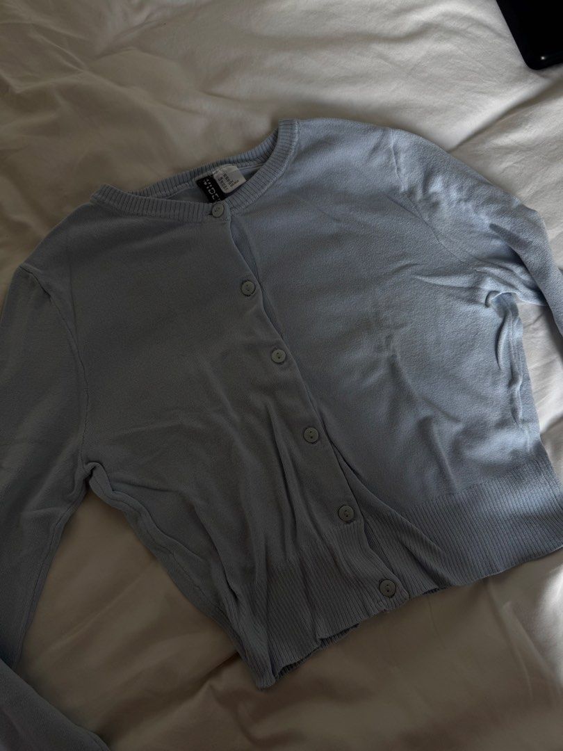 H&M cardigan (Category: Longsleeves) located in Manila. Submitted by emilyclothes.usa (Listing ID 1467189636, Image 1). Description: .