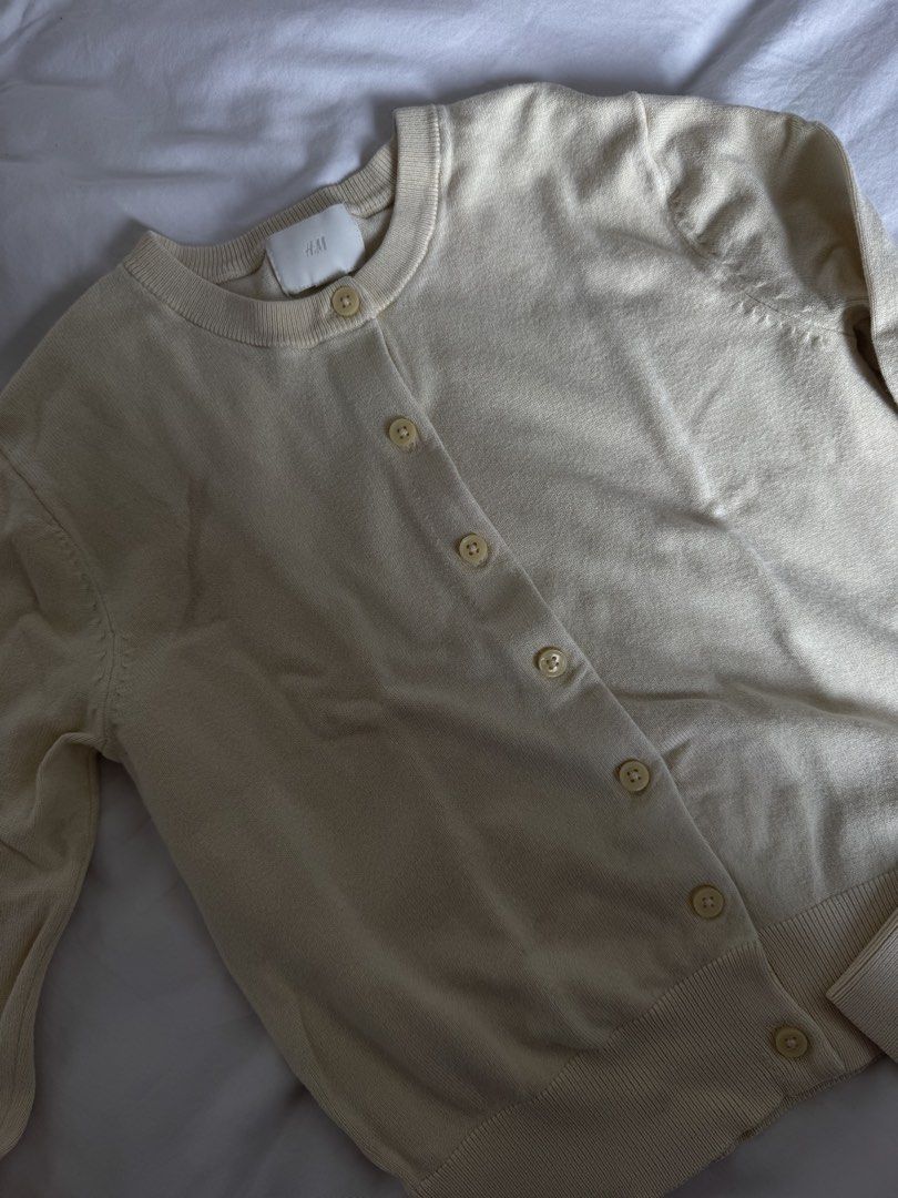 H&M cardigan (Category: Longsleeves) located in Manila. Submitted by emilyclothes.usa (Listing ID 1467189993, Image 2). Description: .