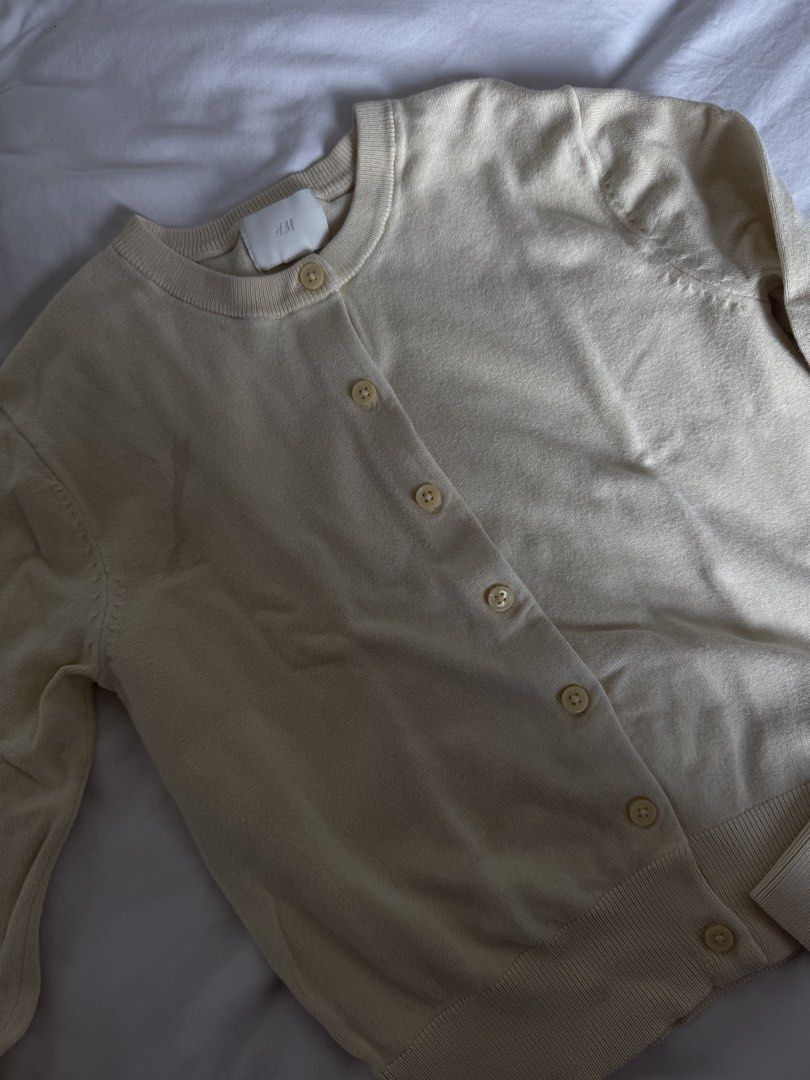 H&M cardigan (Category: Longsleeves) located in Manila. Submitted by emilyclothes.usa (Listing ID 1467189993, Image 1). Description: .