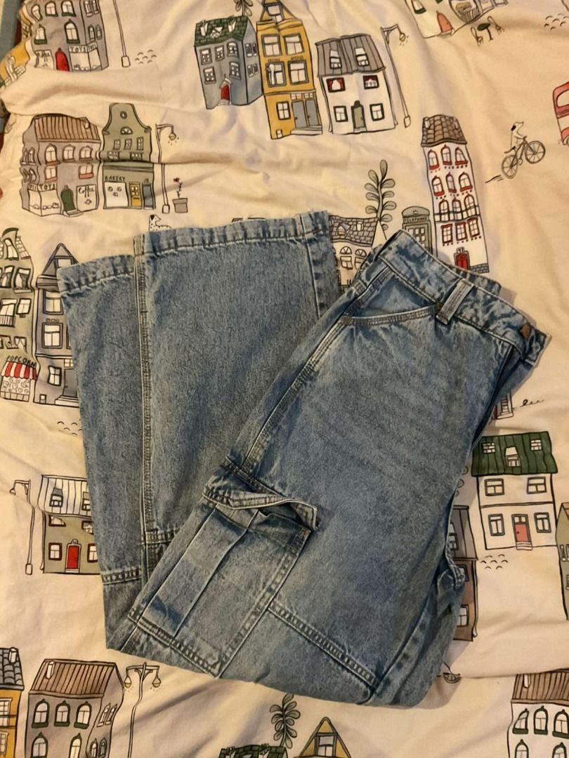 H&M Cargo Jeans (Category: Jeans) located in Caloocan City. Submitted by fromdaphne (Listing ID 1467255957, Image 1). Description: rfs: not needed anymore like new, not really worn mop: gcash & maya.