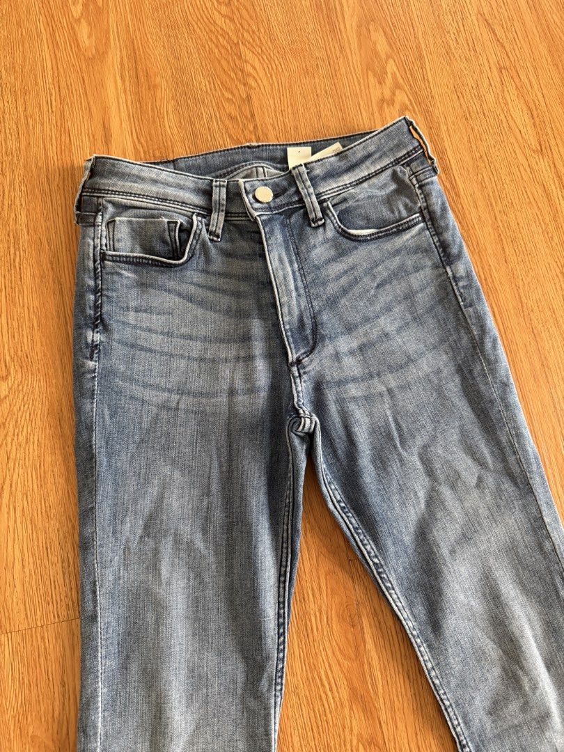 H&M Denim Mini Flare Regular Waist Jeans (Category: Jeans) located in Quezon City. Submitted by morgan_rysblk (Listing ID 1467184559, Image 1). Description: - Brand/Style: H&M Denim Mini Flare Jeans - Wash: Classic Blue - Fit: Regular waist with comfortable stretch denim - Too small na for me.