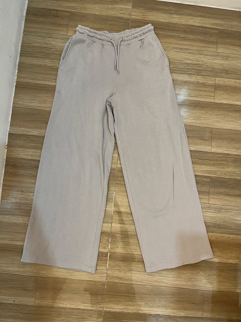 H&M Divided Basic Wide Leg Sweatpants Size XS (Category: Other Bottoms) located in Quezon City. Submitted by yours.myaa (Listing ID 1467312657, Image 1). Description: - Brand: H&M Divided Basic - Size: XS - Color: Light Grey - Material: 60% Cotton, 40% Polyester (Soft fleece interior lining) - Fit: Wide leg - Features: Elastic waistband with matching drawstring and deep side pockets - Condition: Great for casual wear or lounging at home.