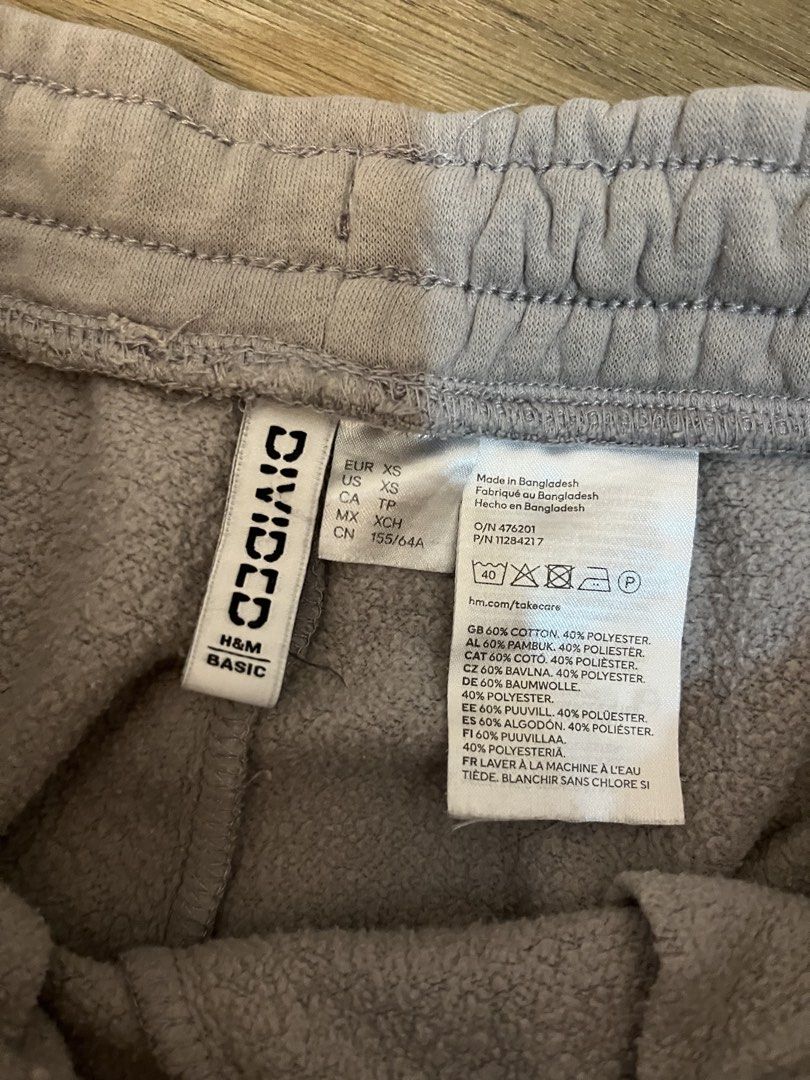 H&M Divided Basic Wide Leg Sweatpants Size XS (Category: Other Bottoms) located in Quezon City. Submitted by yours.myaa (Listing ID 1467312657, Image 2). Description: - Brand: H&M Divided Basic - Size: XS - Color: Light Grey - Material: 60% Cotton, 40% Polyester (Soft fleece interior lining) - Fit: Wide leg - Features: Elastic waistband with matching drawstring and deep side pockets - Condition: Great for casual wear or lounging at home.