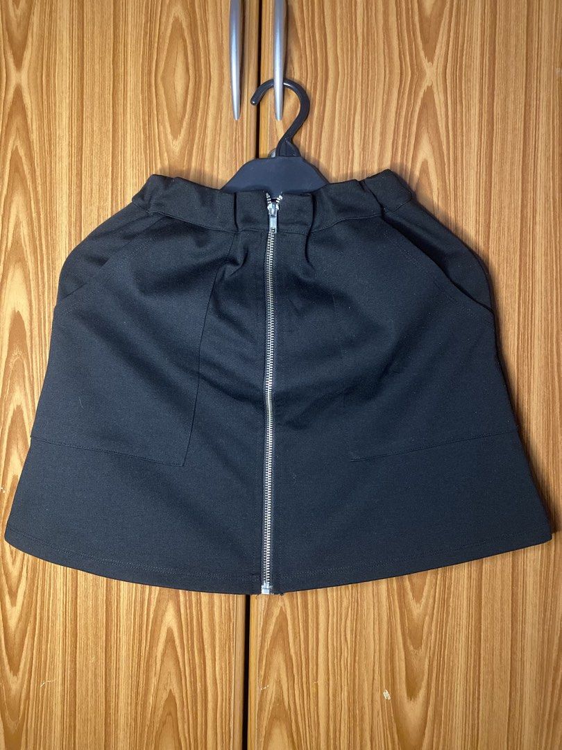 H&M Divided Black Skirt Size XS (Category: Skirts) located in Calamba. Submitted by gdeclutters_ (Listing ID 1467299524, Image 1). Description: - Brand: H&M Divided - Size: XS (EUR/US Extra Small) - Material: Comfortable fabric with elastic waistband - Style: Versatile basic piece, easy to mix and match.