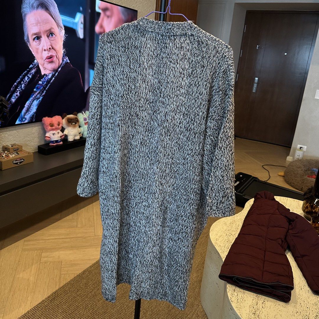H&M gray long cardigan (Category: Coats, Jackets and Outerwear) located in Pasig City. Submitted by ynahperez (Listing ID 1467306041, Image 3). Description: .