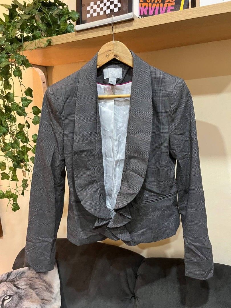 H&M grey plaid ruffle-collar blazer (Category: Coats, Jackets and Outerwear) located in Quezon City. Submitted by michypeachyy1 (Listing ID 1467318941, Image 1). Description: 500 plus shipping medium size fits small too.