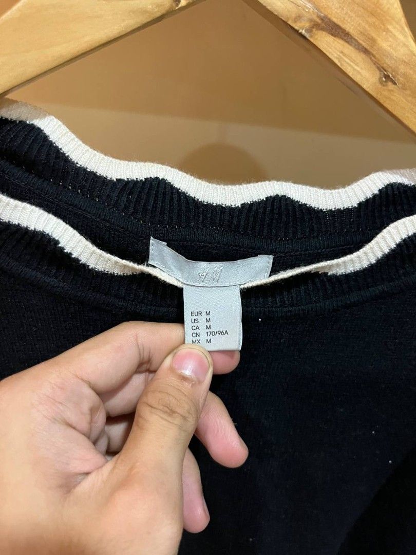 H&M knitted sweater longsleeves (Category: Coats, Jackets and Outerwear) located in Quezon City. Submitted by michypeachyy1 (Listing ID 1467324493, Image 2). Description: 200 plus ship med size.