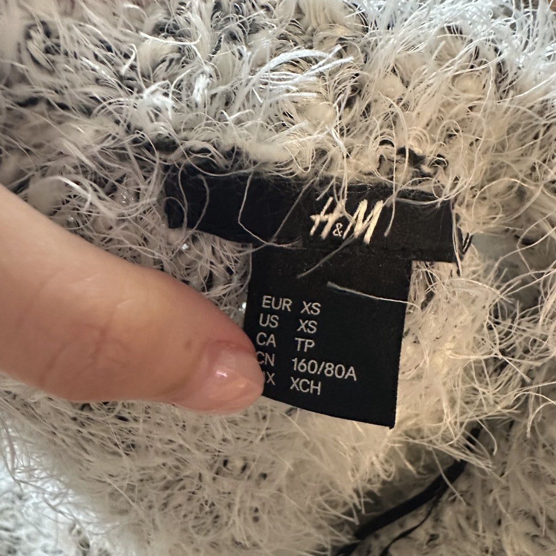 H&M longline sleeveless vest (Category: Coats, Jackets and Outerwear) located in Pasig City. Submitted by ynahperez (Listing ID 1467306769, Image 2). Description: Fits up to M.