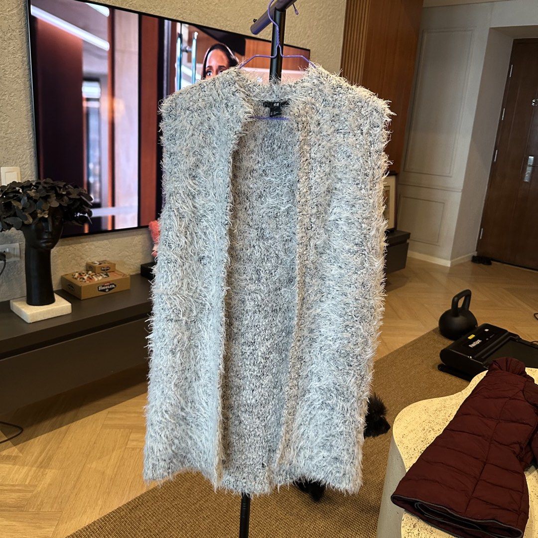 H&M longline sleeveless vest (Category: Coats, Jackets and Outerwear) located in Pasig City. Submitted by ynahperez (Listing ID 1467306769, Image 1). Description: Fits up to M.