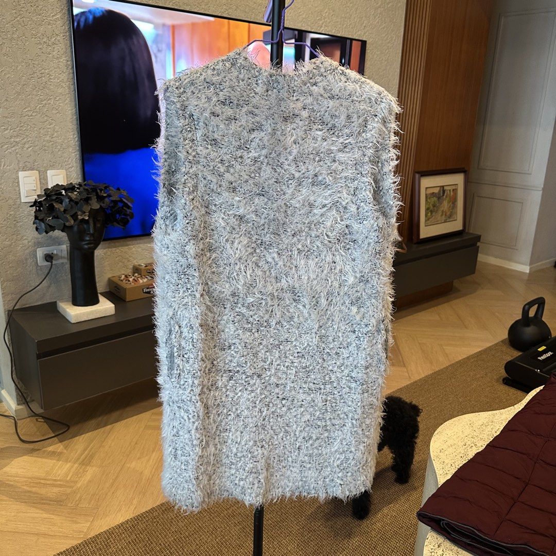 H&M longline sleeveless vest (Category: Coats, Jackets and Outerwear) located in Pasig City. Submitted by ynahperez (Listing ID 1467306769, Image 3). Description: Fits up to M.