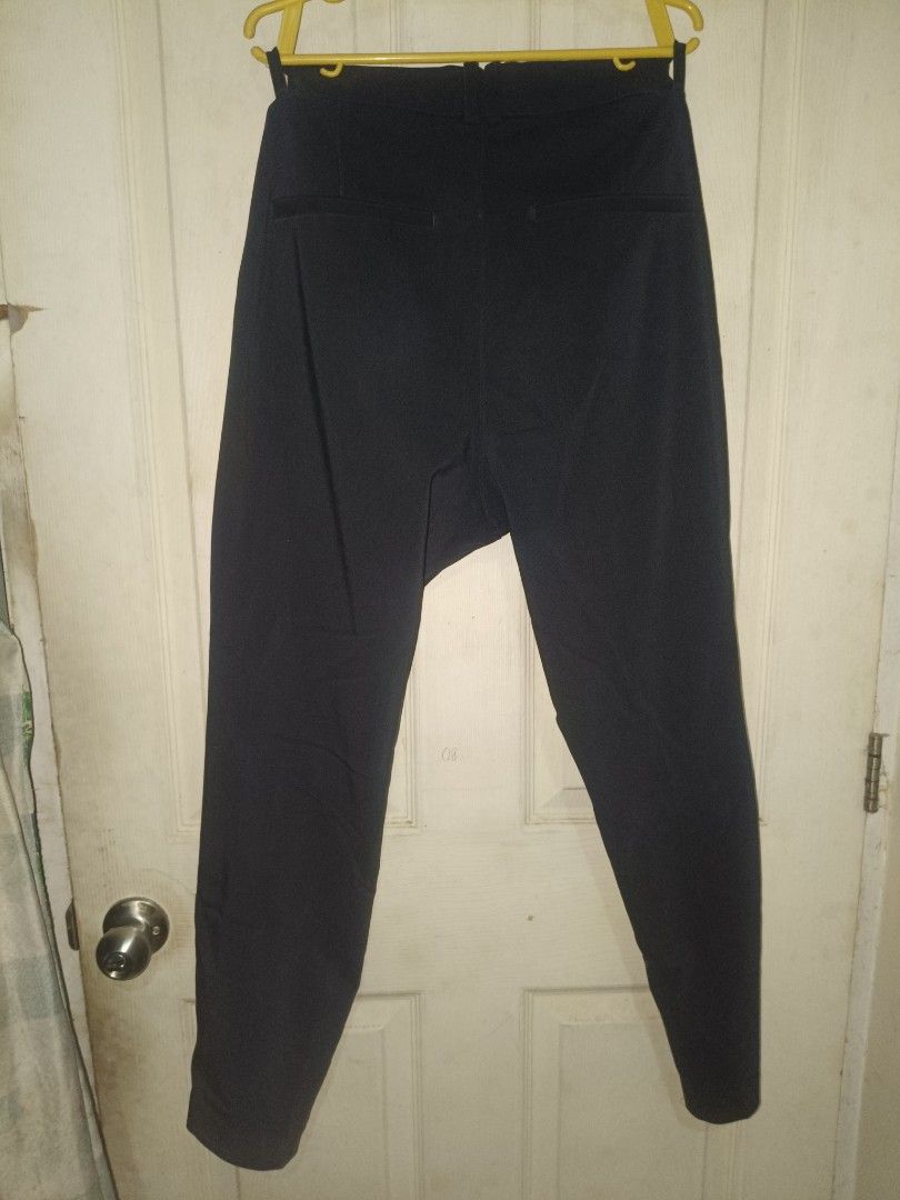 H&M Navy Blue Trousers (Category: Trousers) located in Bacoor. Submitted by knncze (Listing ID 1467211652, Image 3). Description: • thrifted, wore it a few times • W×L - 32×38 • issue - removable stains.