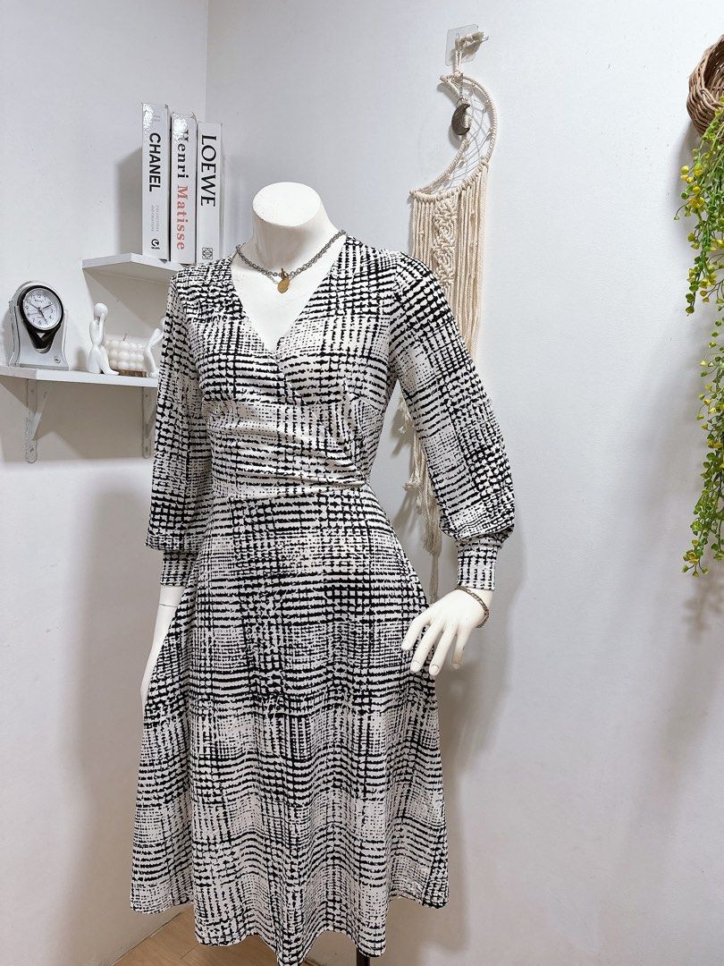H&M Plaid LS Formal Gingham Dress (Category: Dresses) located in Manila. Submitted by chloereicapsule (Listing ID 1467356591, Image 3). Description: S-M size, soft cotton stretchy fabric, with waist tie at back, color rate 10/10 pm for other inquiries .