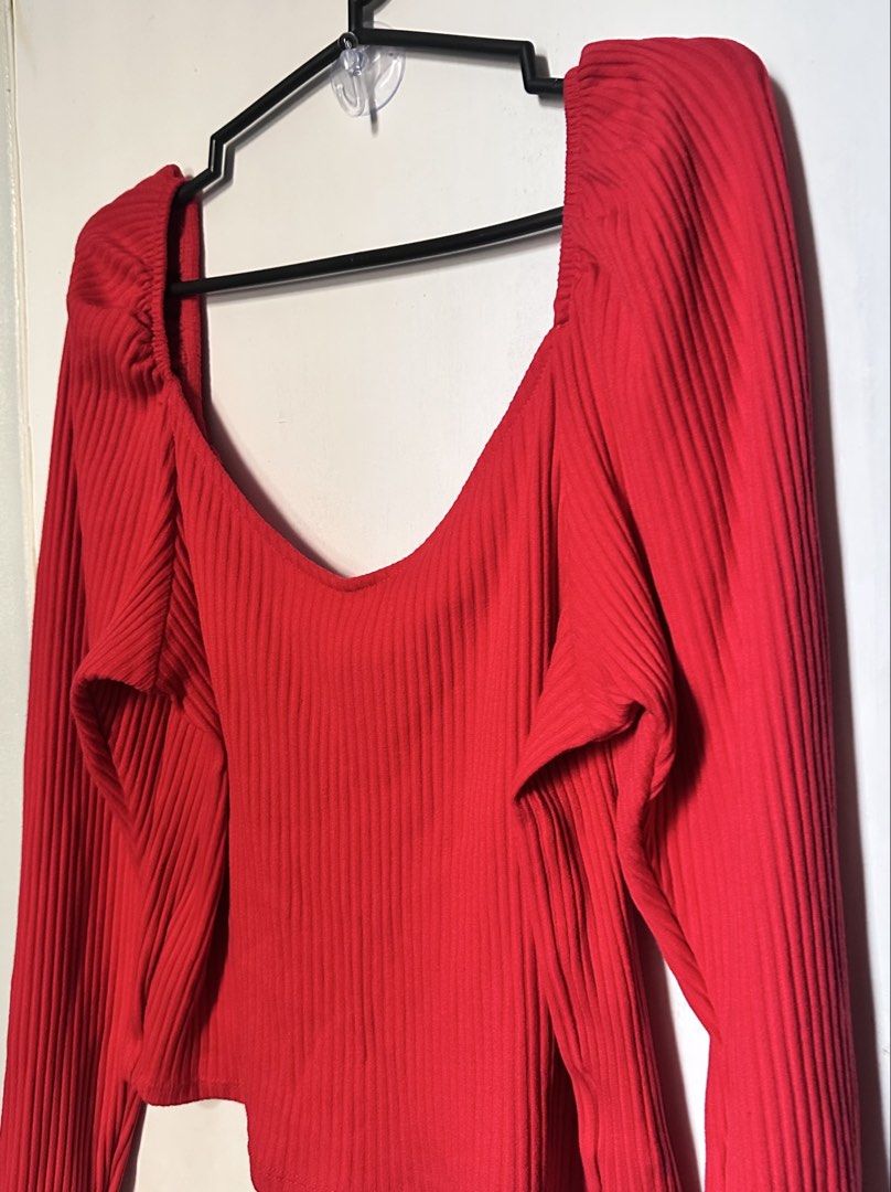 H&M ribbed top longsleeve (Category: Longsleeves) located in Cavite. Submitted by chicfinds.slay (Listing ID 1467265506, Image 2). Description: ✨used once ✨best fit for bust 36-38 .