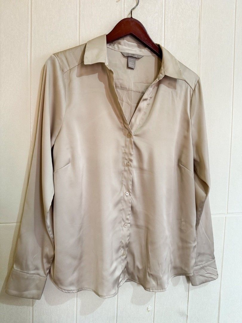 H&M Satin Long Sleeve Button-Up Blouse Champagne Medium (Category: Blouses) located in Calamba. Submitted by iam.hides (Listing ID 1467208464, Image 3). Description: - Brand: H&M - Item: Long sleeve button-up blouse - Color: Champagne (Clean neutral shade) - Material/Finish: Smooth satin finish - Size: US M (fits true) - Features: Classic collar and button cuffs - Style: Versatile for work or going out, easy to dress up or down.