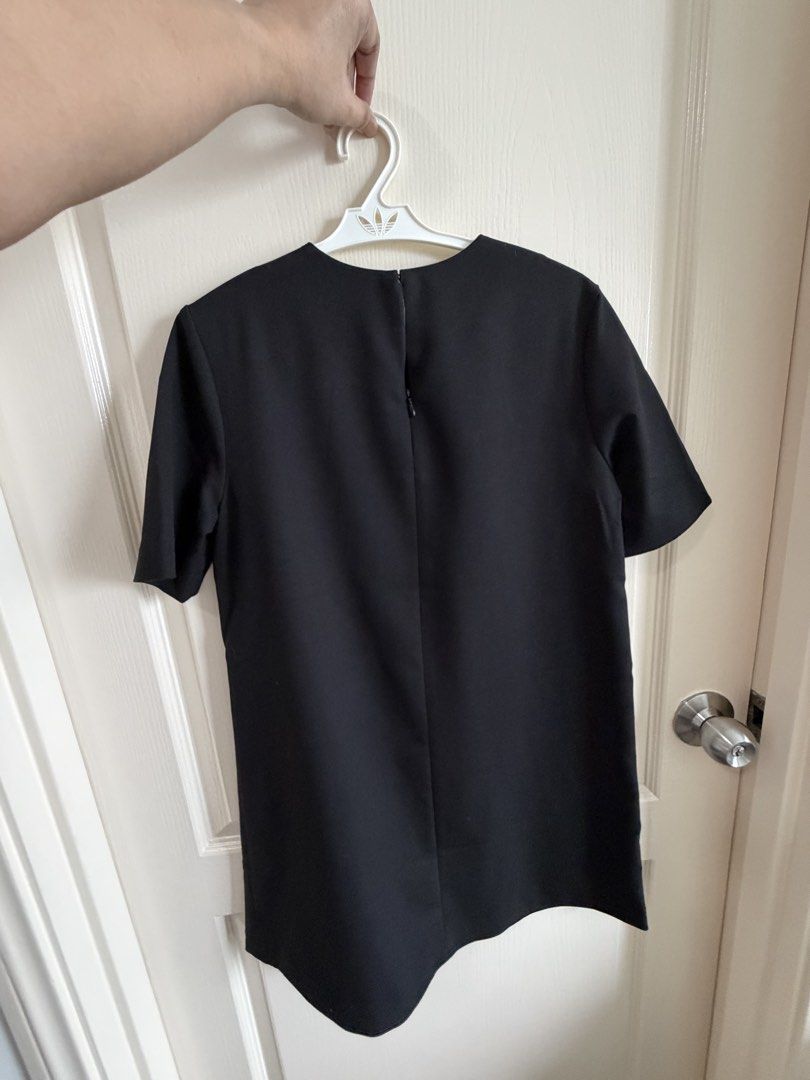 H&M shift dress (Category: Dresses) located in Mandaluyong City. Submitted by rea_nerrie (Listing ID 1467221678, Image 3). Description: Not used. Lol i knowww 😅🥲😭 Its a bit short for my height - i’m 5’4” Original H&M Not used. No flaws. Item in very good condition. Structured shift dress style. Reason for selling: Decluttering and I can’t wear kasi nga maliit..