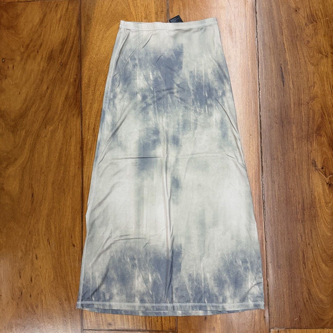 H&M Skirt (Category: Skirts) located in Muntinlupa City. Submitted by myrandomthingz (Listing ID 1467353142, Image 1). Description: .
