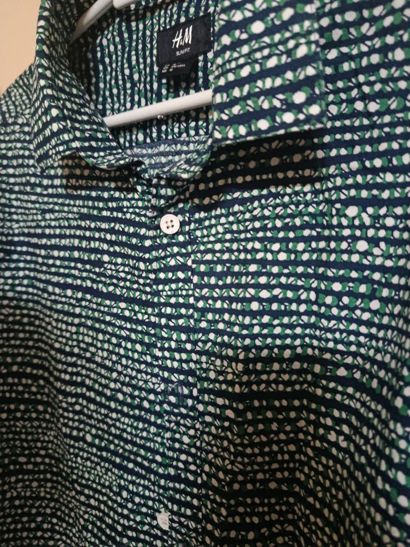 H&M Slim Fit long sleeve (Category: Tshirts & Polo Shirts ) located in Quezon City. Submitted by eldridge12 (Listing ID 1467341603, Image 2). Description: color: 10/10 condition: 10/10 mop: gcash/maya/maribank pm for dimes!.