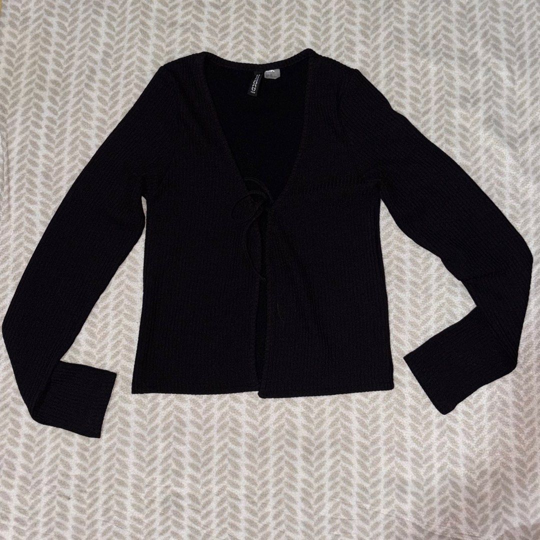 H&M Tie knot cardigan (Category: Coats, Jackets and Outerwear) located in Pila. Submitted by findsbychai (Listing ID 1467293661, Image 1). Description: .