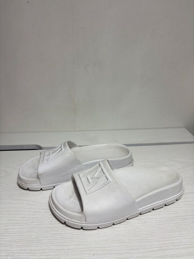 H&M White Platform Slides Sandals (Category: Flats & Sandals) located in Quezon City. Submitted by geminiselection (Listing ID 1467342367, Image 1). Description: 🦋H&M slides 🎀 need lang iclean pa 🙂 👣 size 36- 37.