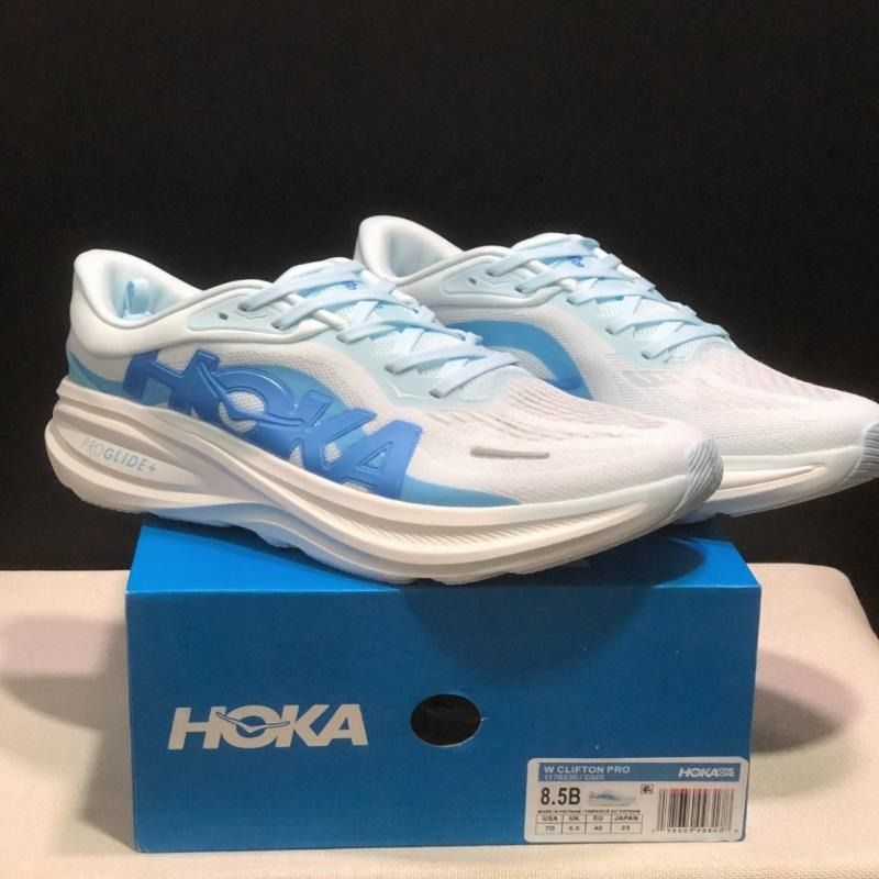 HOKA Clifton PRO 公路運動跑鞋 輕量透氣緩震專業跑鞋 [9色可選] （分類：波鞋）位於 Hong Kong。 由 mightyflower_2cd652 提交（商品編號 1467304792，圖片 9）。簡介： 只做優質靚貨，所有圖片均為實拍，真正所見即所得！ ✅ 品質有保障，支持退換 ❌ 不設面交，全面採用快遞寄送服務 鞋款具備輕量、透氣、緩震特性，是專業級公路跑步運動的首選，一共有9款顏色任你挑選。。