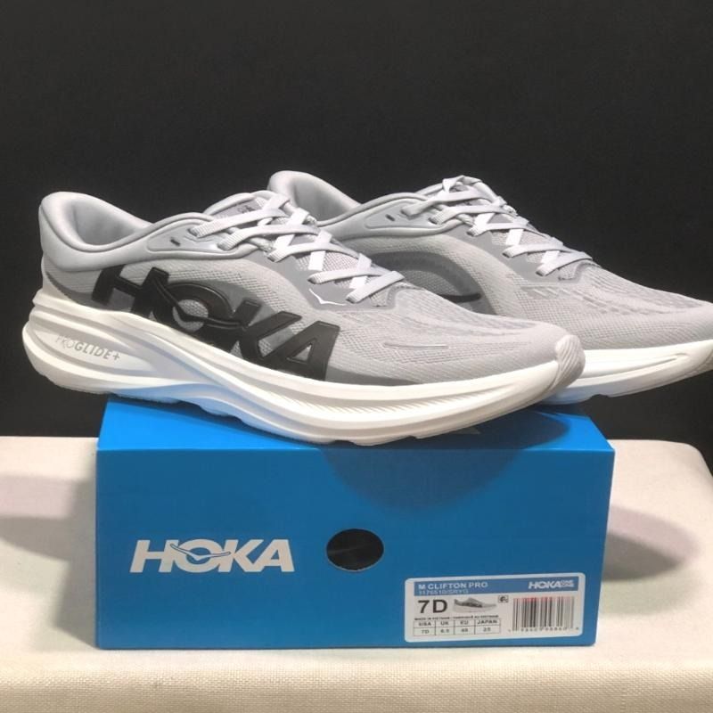 HOKA Clifton PRO 公路運動跑鞋 輕量透氣緩震專業跑鞋 [9色可選] （分類：波鞋）位於 Hong Kong。 由 mightyflower_2cd652 提交（商品編號 1467304792，圖片 3）。簡介： 只做優質靚貨，所有圖片均為實拍，真正所見即所得！ ✅ 品質有保障，支持退換 ❌ 不設面交，全面採用快遞寄送服務 鞋款具備輕量、透氣、緩震特性，是專業級公路跑步運動的首選，一共有9款顏色任你挑選。。