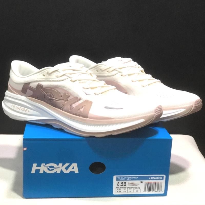 HOKA Clifton PRO 公路運動跑鞋 輕量透氣緩震專業跑鞋 [9色可選] （分類：波鞋）位於 Hong Kong。 由 mightyflower_2cd652 提交（商品編號 1467304792，圖片 6）。簡介： 只做優質靚貨，所有圖片均為實拍，真正所見即所得！ ✅ 品質有保障，支持退換 ❌ 不設面交，全面採用快遞寄送服務 鞋款具備輕量、透氣、緩震特性，是專業級公路跑步運動的首選，一共有9款顏色任你挑選。。