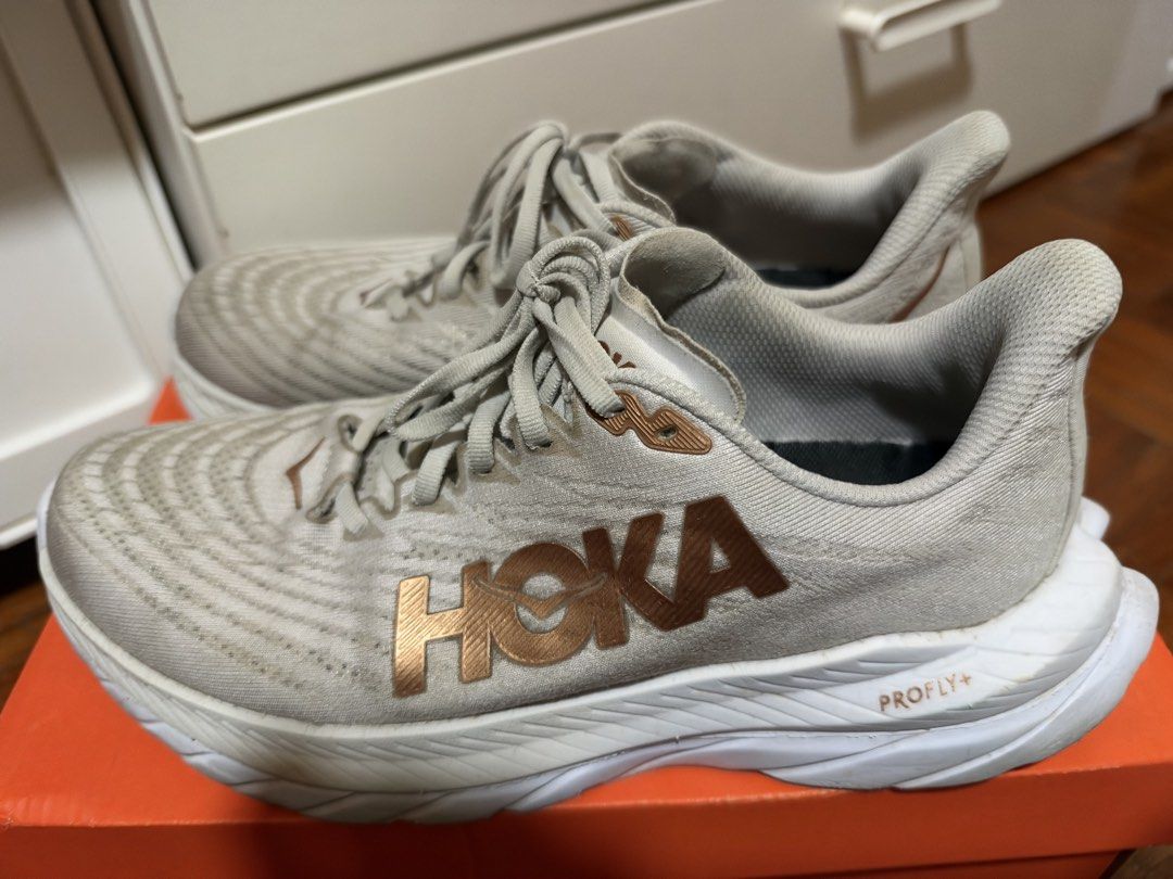 HOKA Mach 5 跑鞋 （分類：波鞋）位於 Hong Kong。 由 _anthony_2018_ 提交（商品編號 1467288698，圖片 1）。簡介： HOKA Mach 5 跑鞋，米灰色鞋身配玫瑰金色標誌，PROFLY+ 中底，緩震好著，跑步或者日常出街都啱用。有正常著過嘅痕跡，新舊程度見相，不合完美主義者。Size US 8 / EU 41 1/3。。