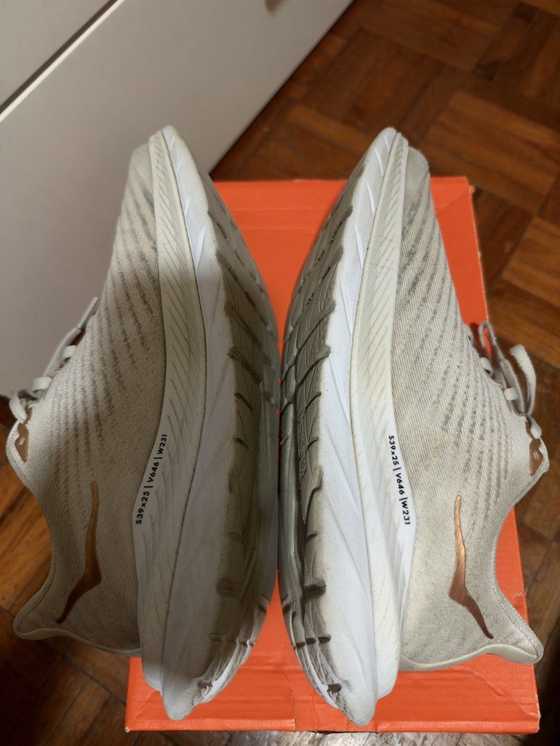 HOKA Mach 5 跑鞋 （分類：波鞋）位於 Hong Kong。 由 _anthony_2018_ 提交（商品編號 1467288698，圖片 3）。簡介： HOKA Mach 5 跑鞋，米灰色鞋身配玫瑰金色標誌，PROFLY+ 中底，緩震好著，跑步或者日常出街都啱用。有正常著過嘅痕跡，新舊程度見相，不合完美主義者。Size US 8 / EU 41 1/3。。
