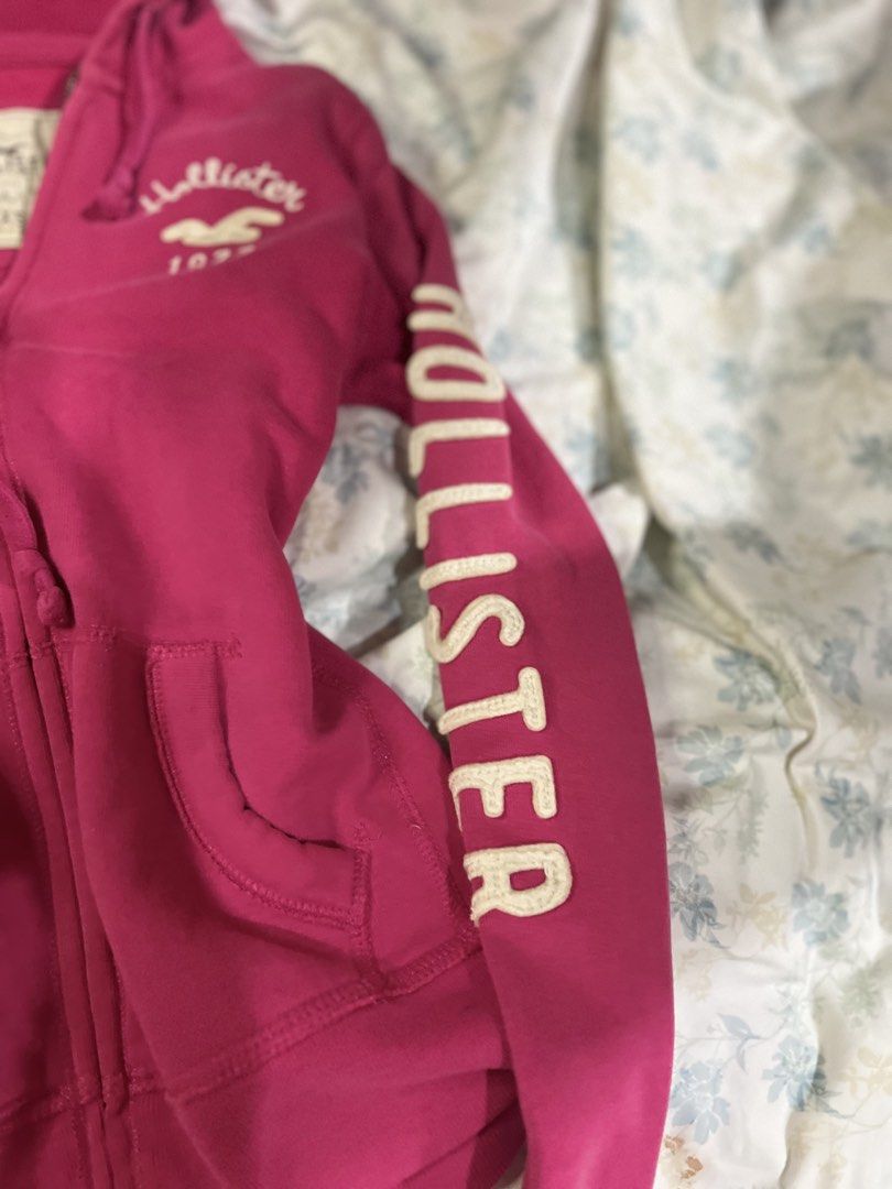 HOLLISTER JACKET (Category: Coats, Jackets and Outerwear) located in Butuan. Submitted by darlingdressco. (Listing ID 1467348186, Image 3). Description: will wash the stain b4 ship.