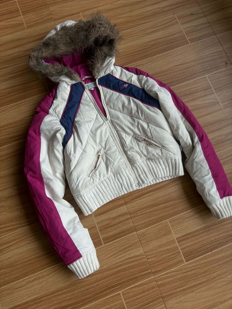 Hollister puffer jacket (Category: Coats, Jackets and Outerwear) located in Bislig. Submitted by chrispril (Listing ID 1467296993, Image 3). Description: Hollister Puffer jacket small size excellent condition working pa.nmn zipper 📩📩.